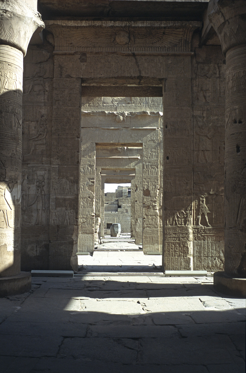 egyp07_04 kom ombo enfilade.jpg - Kom Ombo  temple de Kom Ombo Provia 100 F